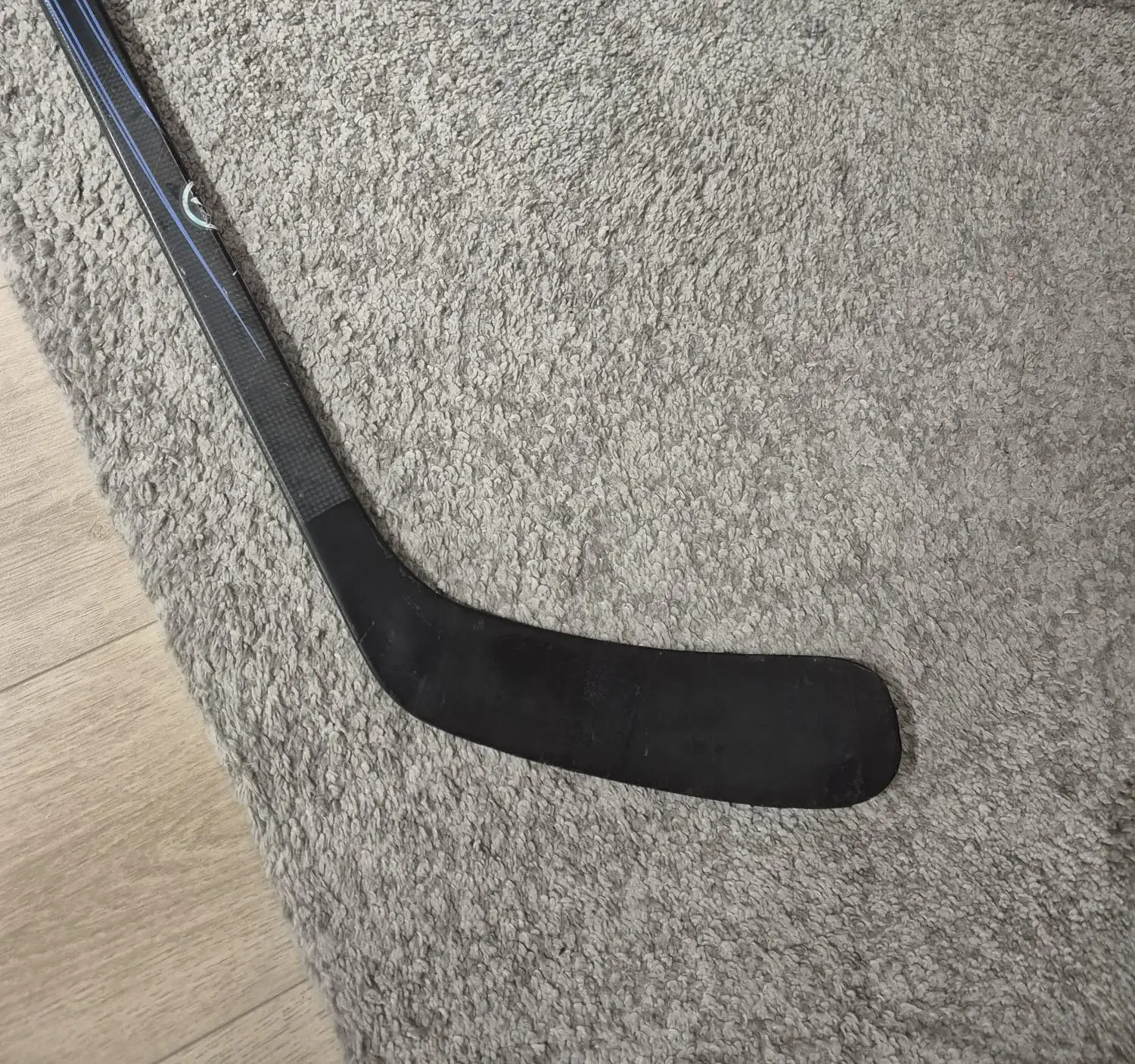 Jääkiekkomailan korjattu lapa. Jääkiekkomailan lapakorjaus