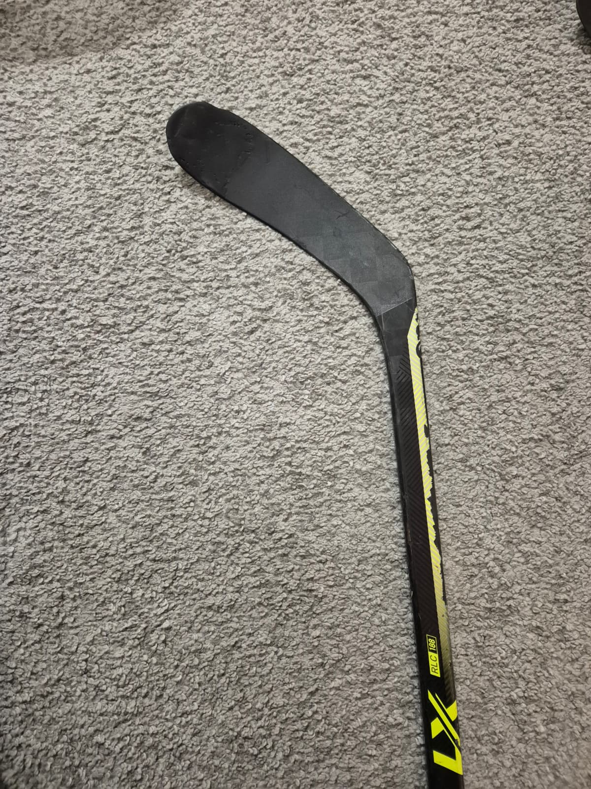 Jääkiekkomailan korjattu lapa. Jääkiekkomailan lapakorjaus