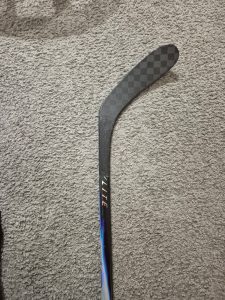 Korjattu jääkiekkomailan alavarsi. Jääkiekkomaila joka on korjattu alavarresta