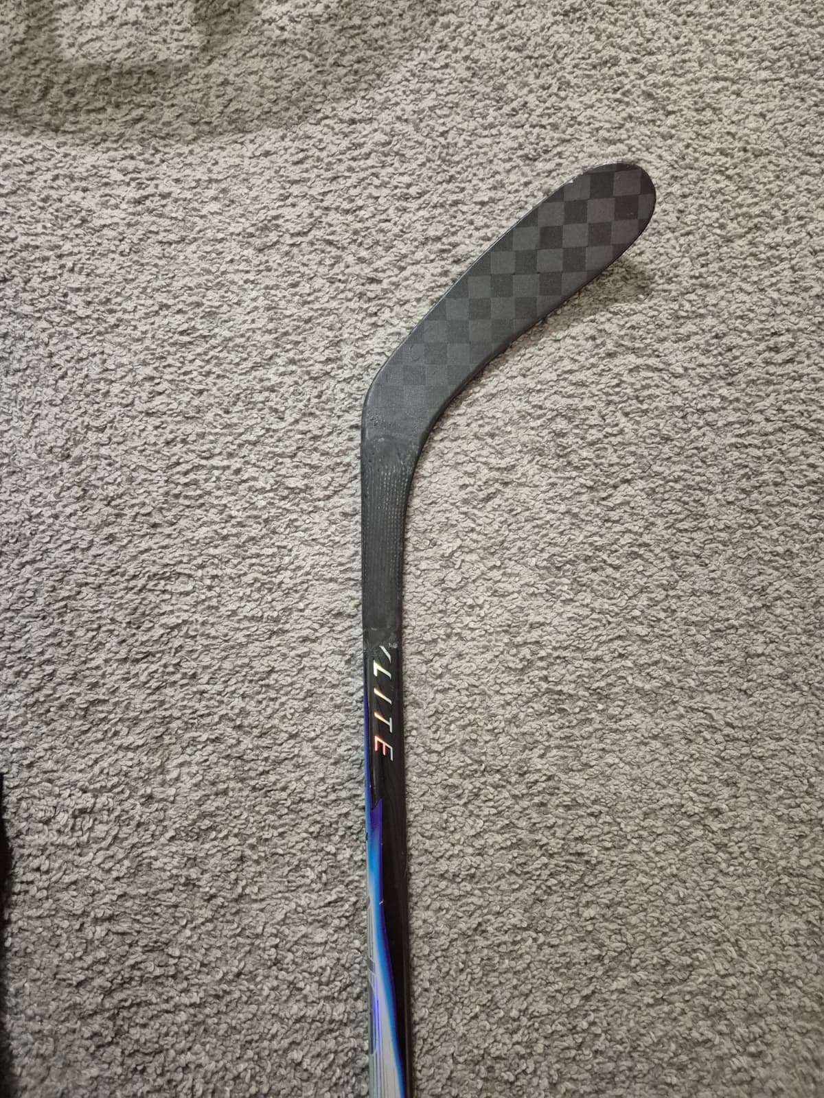 Korjattu jääkiekkomailan alavarsi. Jääkiekkomaila joka on korjattu alavarresta