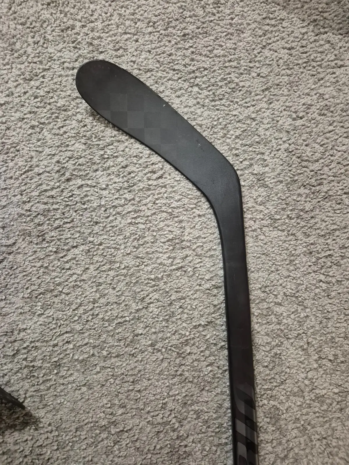 Korjattu jääkiekkomailan alavarsi. Jääkiekkomaila joka on korjattu alavarresta