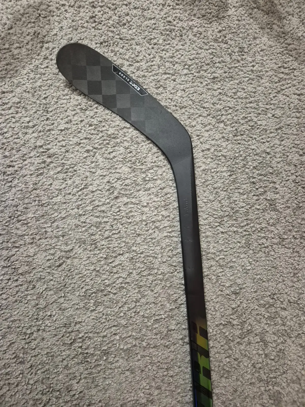 Korjattu jääkiekkomailan alavarsi. Jääkiekkomaila joka on korjattu alavarresta