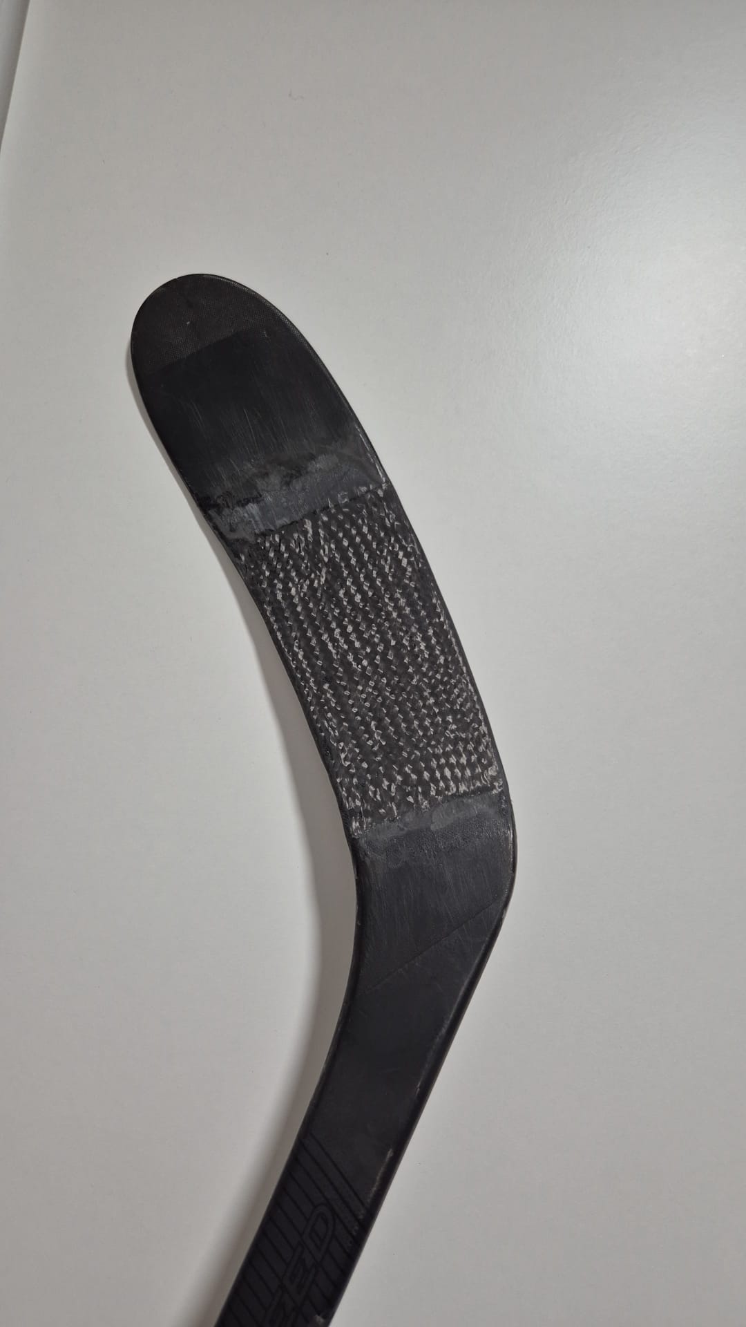 Jääkiekkomailan korjattu lapa. Jääkiekkomailan lapakorjaus