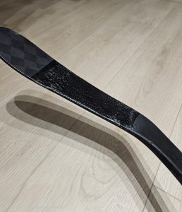 Jääkiekkomailan korjattu lapa. Jääkiekkomailan lapakorjaus