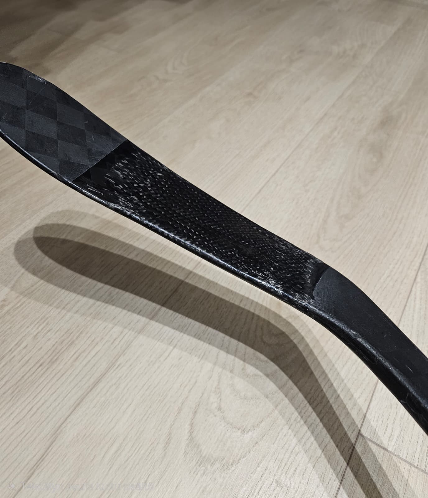 Jääkiekkomailan korjattu lapa. Jääkiekkomailan lapakorjaus