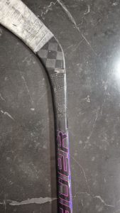 Korjattu jääkiekkomailan alavarsi. Jääkiekkomaila joka on korjattu alavarresta