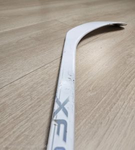 Korjattu jääkiekkomailan alavarsi. Jääkiekkomaila joka on korjattu alavarresta