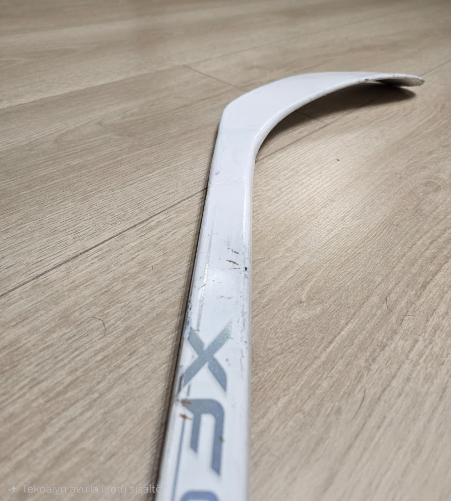 Korjattu jääkiekkomailan alavarsi. Jääkiekkomaila joka on korjattu alavarresta