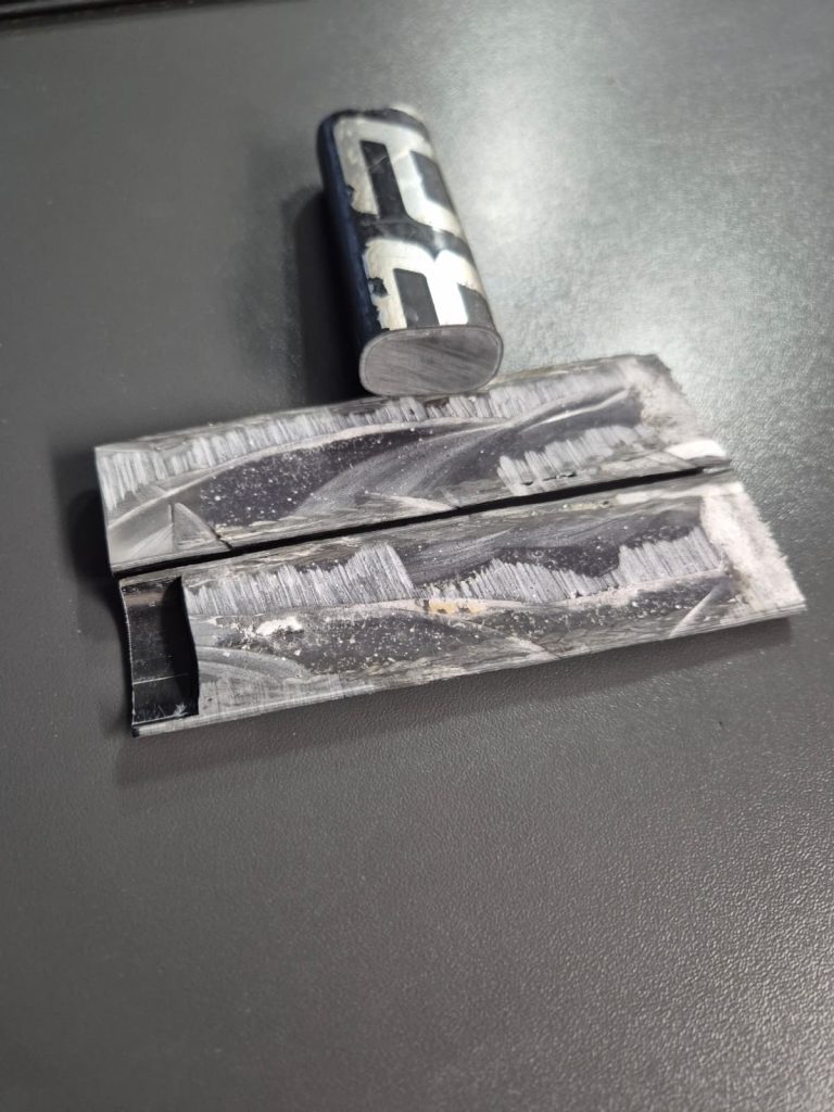 Jääkiekkomaila korjattu valukorjaukselle valuttamalla epoksia varren sisään